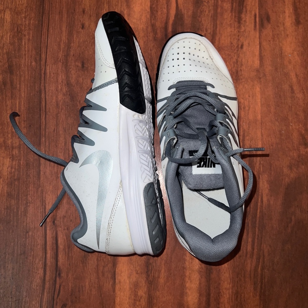 NIKE MENS VAPOR COURT SIZE 11
